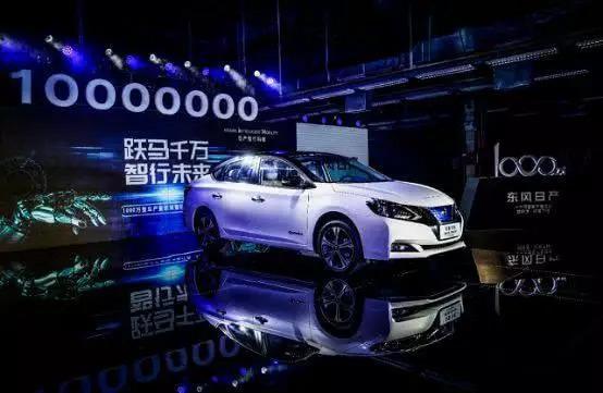 
	用方形鋁殼電池打天下的CATL（寧德時(shí)代），開始量產(chǎn)供應(yīng)三元軟包動(dòng)力電池。






	8月27日，東風(fēng)日產(chǎn)廣州花都工廠，軒逸純電以“東風(fēng)日產(chǎn)第1000萬輛整車”的身份正式下線