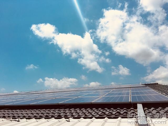 盡管來勢洶洶，“5.31新政”似乎尚未將國內(nèi)光伏行業(yè)帶入至暗時(shí)刻。

第一財(cái)經(jīng)記者在2018鹽城綠色智慧能源大會(huì)的光伏產(chǎn)業(yè)發(fā)展論壇上了解到，5.31新政”之后，國內(nèi)普遍持悲觀情緒的情況下，今年前7月新增光伏裝機(jī)達(dá)到31.3GW，接近去年全年53GW新增裝機(jī)的60%