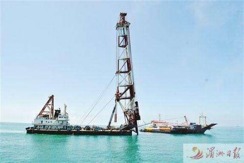 　　塔吊高聳，機(jī)器轟鳴。省重點(diǎn)建設(shè)項(xiàng)目莆田平海灣海上風(fēng)電場F區(qū)項(xiàng)目主體工程近日開工建設(shè)(如圖)