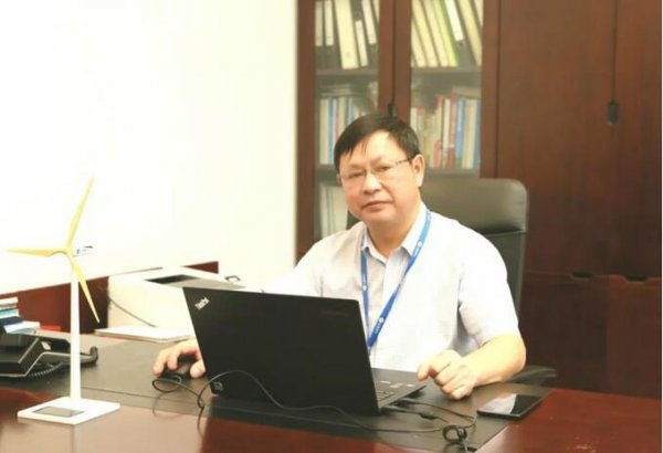                                         
	　　2018年，隨著多個(gè)省份分散式風(fēng)電規(guī)劃逐步落地，分散式風(fēng)電裝機(jī)有望達(dá)到100萬千瓦，在上海電氣風(fēng)電集團(tuán)市場總監(jiān)劉琦看來，這僅是個(gè)開始。隨著配套政策與市場環(huán)境的逐步完善，分散式風(fēng)電在未來將大有作為