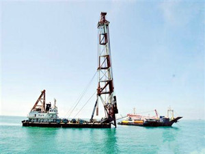 
	
                    
	【電纜網(wǎng)訊】近日，福建省重點建設(shè)項目莆田平海灣海上風電場F區(qū)項目主體工程開工建設(shè)。塔吊高聳，機器轟鳴