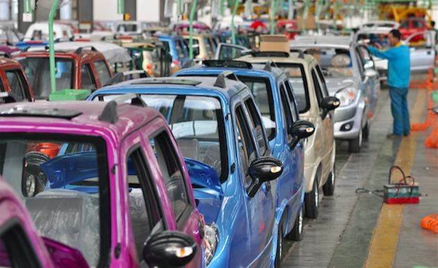 
	中國儲(chǔ)能網(wǎng)訊：在新能源汽車紛紛加速上路的背后，“虛火過旺”現(xiàn)象值得警惕。按照財(cái)政部經(jīng)濟(jì)建設(shè)司副司長宋秋玲的說法，新能源汽車結(jié)構(gòu)性產(chǎn)能過剩風(fēng)險(xiǎn)加劇，低端產(chǎn)能過剩而高端產(chǎn)能卻不足