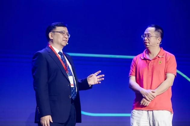 
	每經(jīng)實(shí)習(xí)記者 黃辛旭  每經(jīng)記者 駱一帆  每經(jīng)編輯 段思瑤


	“這是汽車行業(yè)史無前例的開放?！北葋喌隙麻L兼總裁王傳福在比亞迪開發(fā)者大會(huì)上一時(shí)激動(dòng)，沒繃住說了這樣一句話