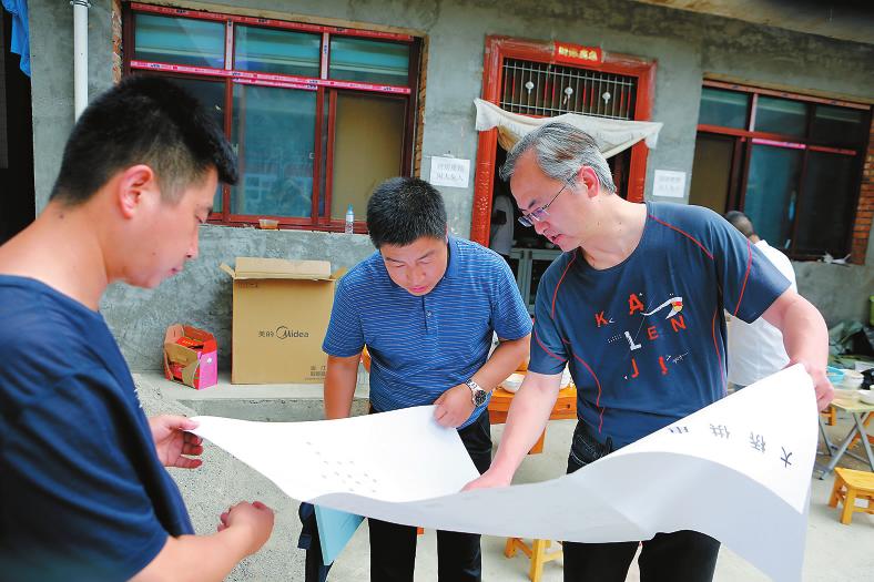 　　近年來，一大批電力外送通道陸續(xù)建成、投運，甘肅新能源正通過大電網(wǎng)輸送向全國各地，成為振興甘肅經(jīng)濟的強大動力。圖為已經(jīng)建成的酒泉地區(qū)新能源基地與外送通道