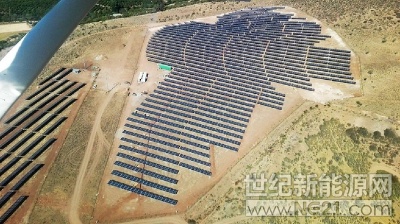 
 
Solek 公司2017年2月在智利建造的3兆瓦CuzCuz太陽能電站。

捷克的Solek Group與智利的CarbonFree Chile SpA公司簽署了一項(xiàng)框架協(xié)議，在智利開發(fā)、建設(shè)功率范圍在3-8兆瓦，總計(jì)容量為118兆瓦的光伏項(xiàng)目