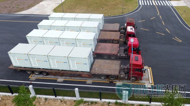 
			              近日，一批26套陽光電源儲(chǔ)能一體化系統(tǒng)解決方案沿“海上絲綢之路”發(fā)往馬爾代夫26座島嶼，這是繼柬埔寨、印度等國兆瓦級(jí)項(xiàng)目之后，陽光電源儲(chǔ)能業(yè)務(wù)在“一帶一路”上的又一力作。

	
眾所周知，馬爾代夫是享譽(yù)全球的旅游勝地，然而受制于當(dāng)?shù)氐沫h(huán)境因素，長期依靠柴油機(jī)發(fā)電，飽受電力短缺、高電價(jià)的困擾