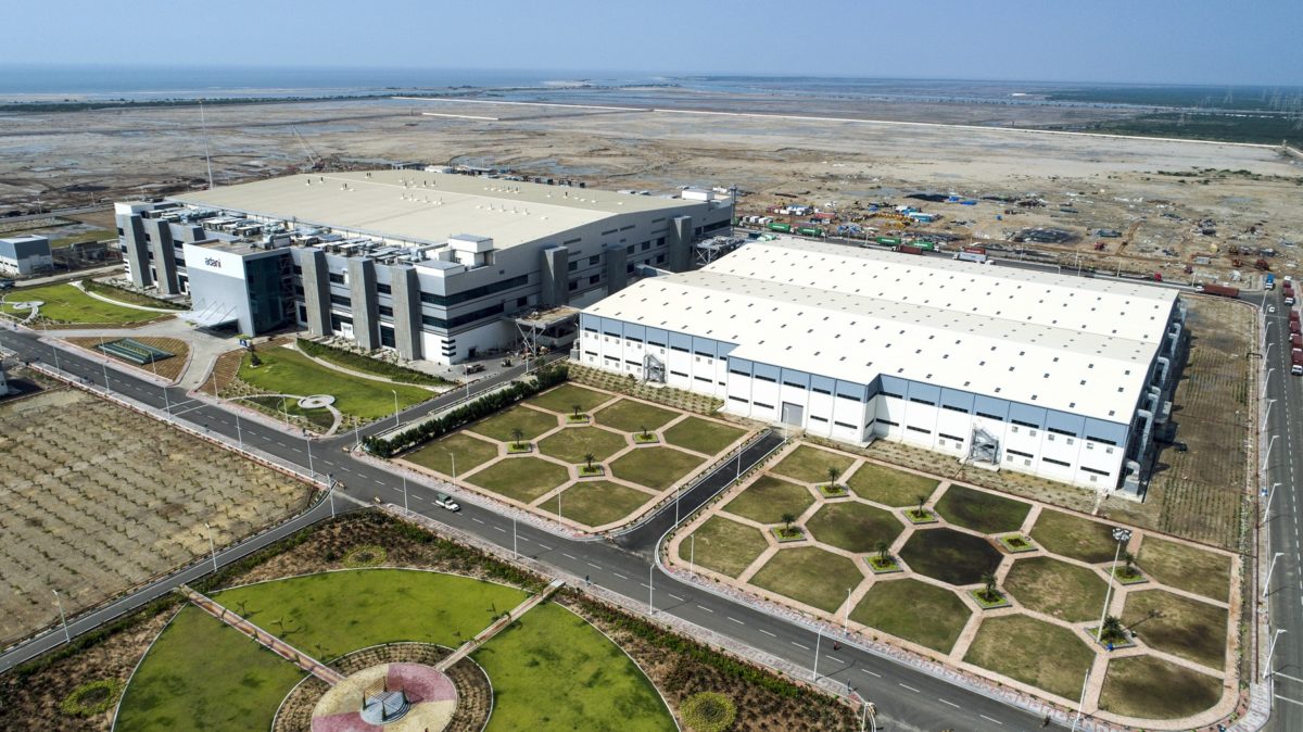 
	
                    
	【電纜網(wǎng)訊】本周，印度最高法院裁定對進(jìn)口太陽能電池和組件征收25%保障稅。對于依賴進(jìn)口的太陽能開發(fā)商而言，最高法院的命令從2018年7月30日起追溯有效將意味著在7月30日至今之間進(jìn)口約1000兆瓦的太陽能組件將額外增加50億印度盧比（7200萬美元）成本