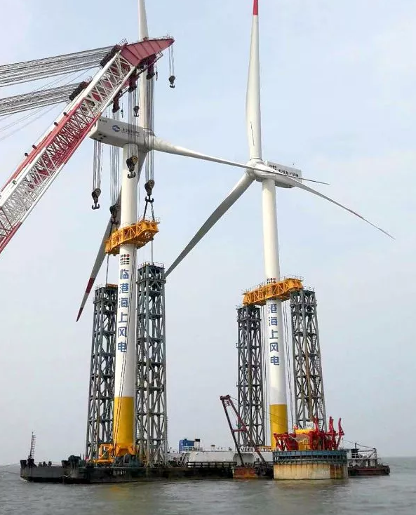                        隨著1-7#機(jī)組底端塔筒與海上過渡段塔筒順利對接，臨港一期海上風(fēng)電項(xiàng)目首臺(tái)機(jī)組近日順利完成吊裝。風(fēng)電集團(tuán)現(xiàn)場吊裝團(tuán)隊(duì)獲得業(yè)主方贊揚(yáng)和認(rèn)可