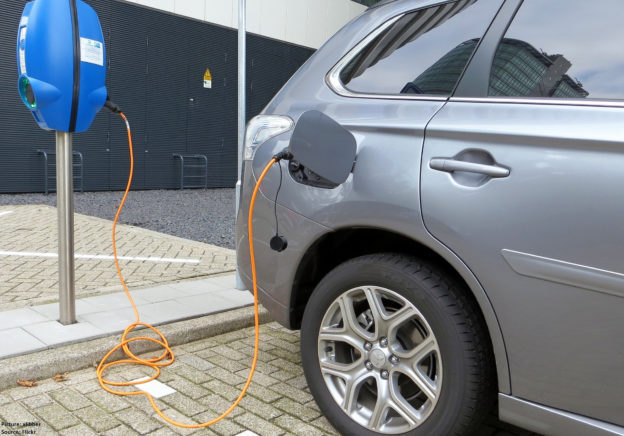 
	
                    
	【電纜網(wǎng)訊】中國(guó)引入了“雙積分”政策，要求汽車制造商出售一定比例的電動(dòng)汽車。通用汽車熱衷于在中國(guó)銷售電動(dòng)汽車，然而當(dāng)?shù)厣a(chǎn)的電動(dòng)汽車電池未達(dá)到要求，導(dǎo)致公司開(kāi)始擔(dān)憂中國(guó)的電池行業(yè)