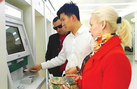 
　　服務(wù)無國界。 （記者楊悅供圖）

　　7月1日，琿春市供電服務(wù)中心黨員服務(wù)隊走上街頭，宣傳用電知識