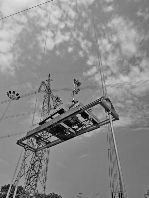 
　　高空線路機(jī)器人自動上下線裝置。嚴(yán)宇 攝

　　本報訊 9月7日，世界首套高空線路機(jī)器人移動式自動上下線裝置由湖南電力檢修公司研制并實驗成功，填補(bǔ)了電網(wǎng)線路機(jī)器人檢修技術(shù)世界空白