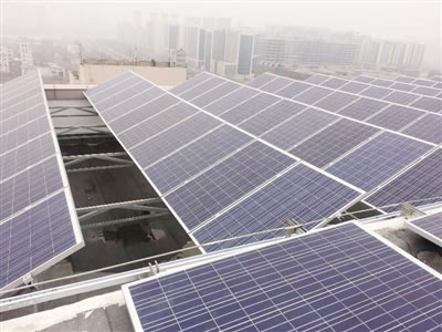                                         
	
	低碳大廈閑置的光伏設(shè)備

	
	李永青的家庭光伏發(fā)電

	　　分布式光伏發(fā)電具有容量小、電壓等級(jí)低，貼近電網(wǎng)終端用戶，對(duì)電網(wǎng)影響小等特點(diǎn)，可以應(yīng)用在工業(yè)廠房、公共建筑以及居民屋頂上。近幾年，國家及自治區(qū)出臺(tái)了多份促進(jìn)光伏產(chǎn)業(yè)健康發(fā)展的意見，給予多種補(bǔ)貼政策，鼓勵(lì)發(fā)展分布式光伏發(fā)電項(xiàng)目