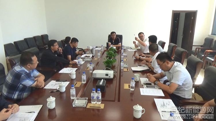  （通訊員 陳昊報(bào)道）8月31日上午，白城基地辦組織4、5號(hào)項(xiàng)目單位，2、3號(hào)項(xiàng)目單位，省電力設(shè)計(jì)院在基地一樓會(huì)議室，與鎮(zhèn)賚成來(lái)電氣科技有限公司，對(duì)基地部分電氣設(shè)備到場(chǎng)情況進(jìn)行工作對(duì)接。市基地辦主任張曉波、副主任田秀華，基地現(xiàn)場(chǎng)指揮部副總指揮王強(qiáng)、基地相關(guān)單位負(fù)責(zé)人及鎮(zhèn)賚成來(lái)電氣負(fù)責(zé)人出席了此次會(huì)議