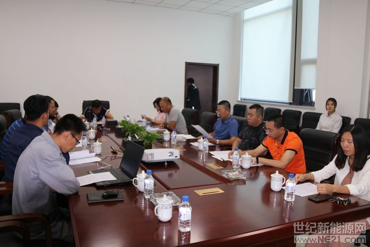 （通訊員 陳昊 報(bào)道） 8月31日，白城基地辦組織基地大安升壓站總包單位省電力設(shè)計(jì)院、電氣分包單位城原電力公司、省送變電公司，在基地一樓會(huì)議室，對(duì)大安升壓站電氣安裝相關(guān)工作進(jìn)行對(duì)接。市基地辦主任張曉波、副主任田秀華，基地現(xiàn)場(chǎng)指揮部副總指揮王強(qiáng)出席了此次會(huì)議