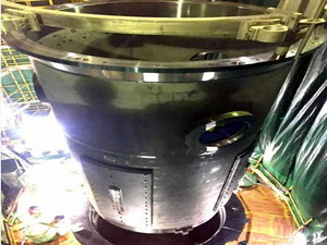 
	
                    
	【電纜網(wǎng)訊】9月5日，華龍一號海外首堆項(xiàng)目暨巴基斯坦卡拉奇2號核電機(jī)組再次迎來全新的項(xiàng)目進(jìn)展——被譽(yù)為“華龍”“龍骨”的關(guān)鍵設(shè)備堆內(nèi)構(gòu)件緩緩落入壓力容器，實(shí)現(xiàn)了反應(yīng)堆一回路兩大設(shè)備的精密配合，完成了堆內(nèi)構(gòu)件的首次入堆。

	

	作為反應(yīng)堆一回路中的關(guān)鍵設(shè)備，“龍骨”堆內(nèi)構(gòu)件由中國核動力研究設(shè)計(jì)院自主設(shè)計(jì)，承擔(dān)著包絡(luò)臟腑、支承龍騰的重要作用