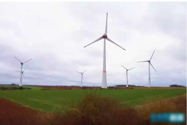                                         
	　　2018年是改革開放40周年，核電作為我國改革開放的重大成果之一，結(jié)合“一帶一路”倡議，未來網(wǎng)記者實(shí)地觀察核電等新能源在海外發(fā)展情況，探訪歐洲多地項(xiàng)目建設(shè)，了解合作進(jìn)程，關(guān)注行業(yè)人才培養(yǎng)與發(fā)展，敘述“綠水青山就是金山銀山”的生態(tài)理念。

	　　白色三葉式扇片凌空劈風(fēng)，源源不斷的電力正在轉(zhuǎn)換輸送