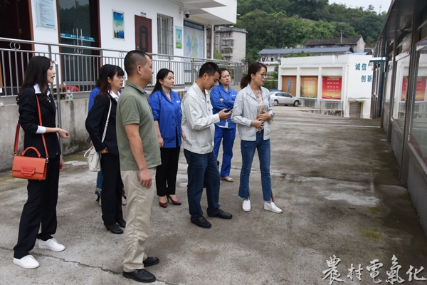 
　　農(nóng)村電氣化網(wǎng)訊：9月10日，大英公司紀(jì)委、工會負(fù)責(zé)人攜城郊供電負(fù)責(zé)人、相關(guān)專責(zé)一行，來到蓬溪公司交流班組建設(shè)。蓬溪公司紀(jì)委、工會負(fù)責(zé)人陪同交流