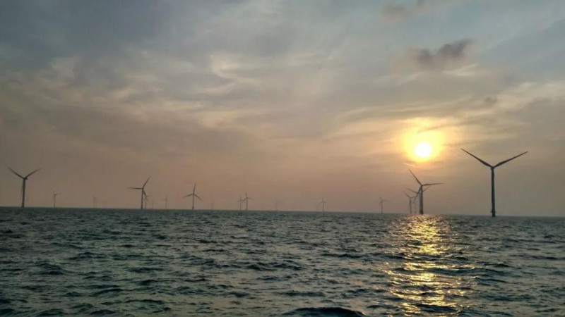 　　2018年8月，鑒衡認(rèn)證中心與英國EVEROZE公司簽署戰(zhàn)略合作伙伴關(guān)系諒解備忘錄（MOU），雙方將在海上風(fēng)電項目認(rèn)證及其他第三方服務(wù)開展與技術(shù)協(xié)作等方面深入合作。這標(biāo)志著自2015年中英達(dá)成清潔能源伙伴關(guān)系后，兩國在海上風(fēng)電領(lǐng)域的交流合作不斷取得新成果