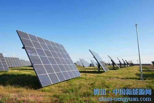                                                                                                                                                                     
	　　2018年上半年我國(guó)新增裝機(jī)24.3GW，同比維持不變，預(yù)計(jì)下半年光伏裝機(jī)量將會(huì)大幅收縮。受光伏新政影響和去年擴(kuò)產(chǎn)帶來(lái)的產(chǎn)能過(guò)剩，光伏產(chǎn)業(yè)鏈價(jià)格全線(xiàn)下跌，組件企業(yè)兩端受壓，利