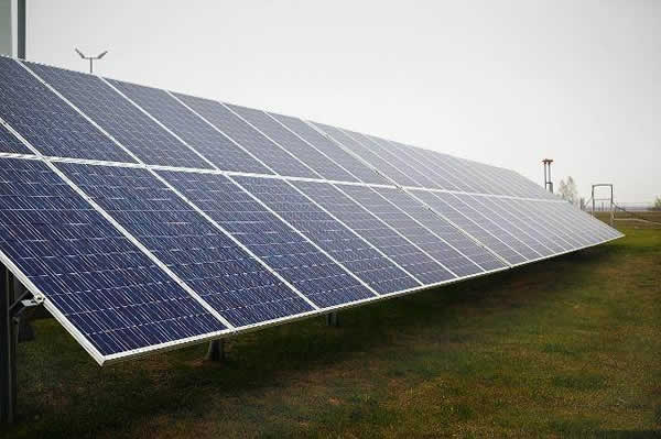                                         
	　　前言：

	　　近期以來(lái)，很多做一線(xiàn)EPC的朋友跟筆者抱怨，最近生意不好做，每天都愁得睡不著覺(jué)。新政以來(lái)，本以為會(huì)有很多牛鬼蛇神退出市場(chǎng)，剩下的都是做良心生意的，想不到現(xiàn)階段以來(lái)，反而正正經(jīng)經(jīng)推廣光伏的難于維系，反而那些吹著牛皮，曲解或者避過(guò)不談國(guó)家政策的EPC，獲得了信任，令人唏噓