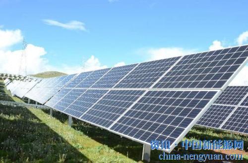                                                                                                                                                                     
	　　終于站在正斗壩子松軟的土地上，已經(jīng)是三個(gè)半小時(shí)的顛簸車(chē)程之后。極目遠(yuǎn)望，太陽(yáng)能電池板鋪滿(mǎn)了起伏的高山退化草場(chǎng)