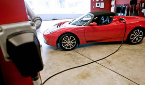 
	
                    
	【電纜網(wǎng)訊】9月12日，從特斯拉（中國）相關(guān)負責(zé)人處了解到，9月16日后購置全新Model S和Model X的中國消費者，將不再享受用車周期內(nèi)不限額度的免費超級充電服務(wù)，僅可獲得一年內(nèi)免費使用的超級充電服務(wù)。不過，在9月16日前（含9月16日），通過引薦計劃購買這兩款車的消費者，仍可享受此項免費服務(wù)