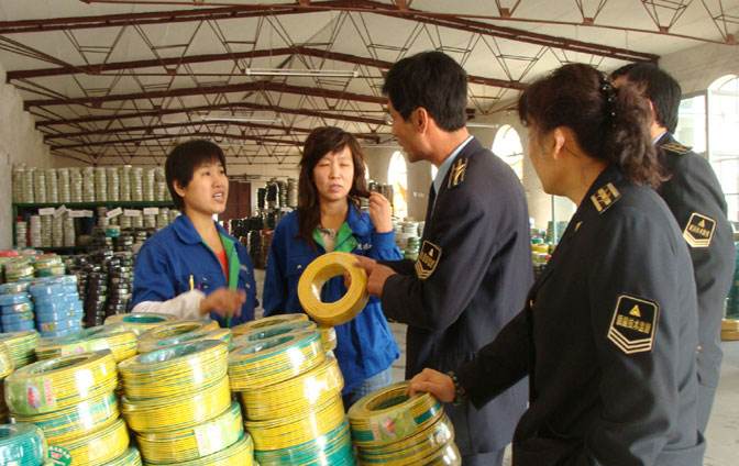 
	
                    
	【電纜網(wǎng)訊】日前，海口質(zhì)監(jiān)局對轄區(qū)內(nèi)8家電線電纜產(chǎn)品生產(chǎn)企業(yè)開展了監(jiān)督檢查，共抽檢電線電纜樣品22個批次。其中3家企業(yè)的5個批次的產(chǎn)品不合格，產(chǎn)品不合格率22.7%