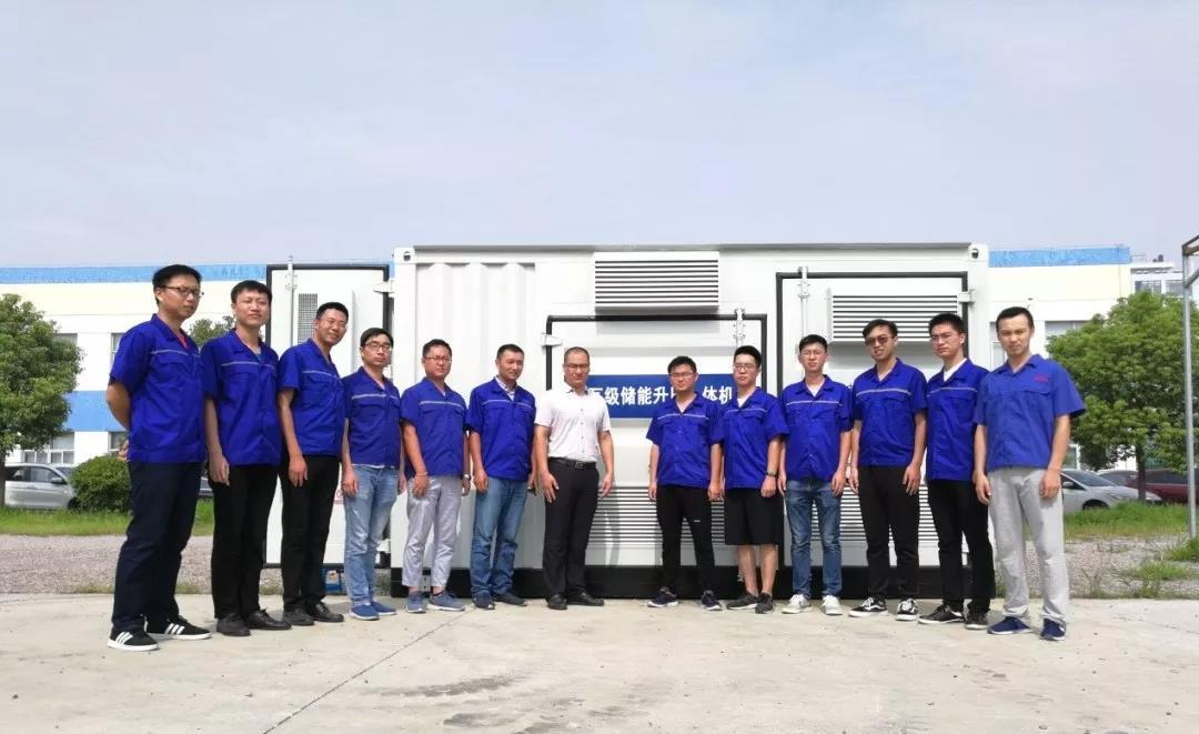 
	中國儲能網(wǎng)訊：中天科技精心打造的我國第一個突破十萬千瓦級別的儲能電站在鎮(zhèn)江并網(wǎng)投運以來，運行平穩(wěn)，安全順暢，不僅滿足了當?shù)?7萬居民迎峰度夏的用電需求，獲得廣大用戶的普遍歡迎，還受到業(yè)主單位——江蘇國網(wǎng)一致稱贊。專家評價說，這是全國首個突破十萬千瓦級別的儲能電站，統(tǒng)一接入電網(wǎng)的“云儲能”調(diào)度系統(tǒng)，實現(xiàn)了“分散建設，集中接入，削峰填谷”的模式，為電網(wǎng)提供安全穩(wěn)定運行的能力支撐，更被央視《新聞聯(lián)播》譽為城市電網(wǎng)的大型“充電寶”