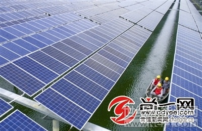 9月10日，國網(wǎng)常德供電公司的電力工人來到澧縣如東鎮(zhèn)水沐堰電站，進行日常維護。這是一座建在水面上的電站，屬于“漁光互補”光伏電站