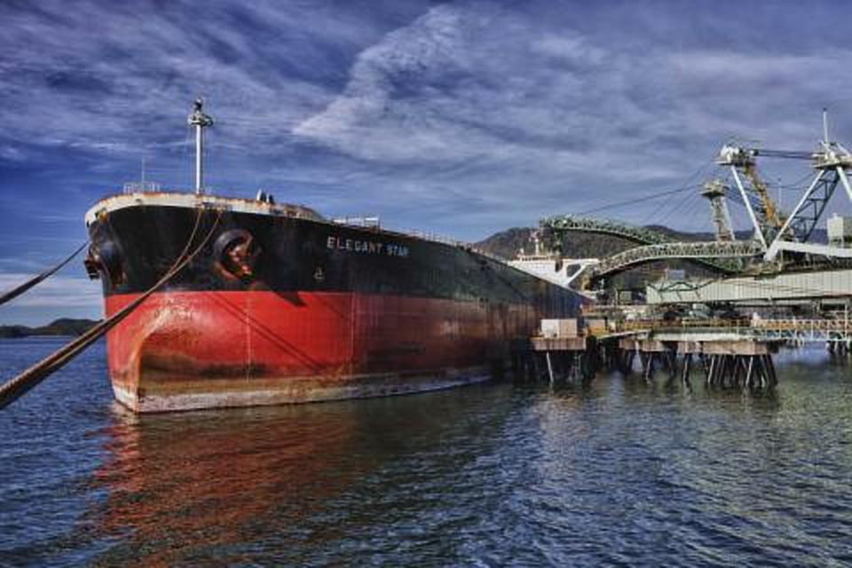 
	
                    
	【電纜網(wǎng)訊】Wood Mackenzie的分析師周四表示，由于颶風(fēng)佛羅倫薩即將美國東南部，該國最重要的煤炭出口中心之一因船舶和基礎(chǔ)設(shè)施受到影響而停止運營。

	

	國家颶風(fēng)中心在一份咨詢報告中表示存在“危及生命的危險，因為從內(nèi)陸海岸線水位一直在上升”，特別是位于弗吉尼亞州漢普頓路的三個主要煤炭出口碼頭以南地區(qū)的北卡羅來納州和南卡羅來納州