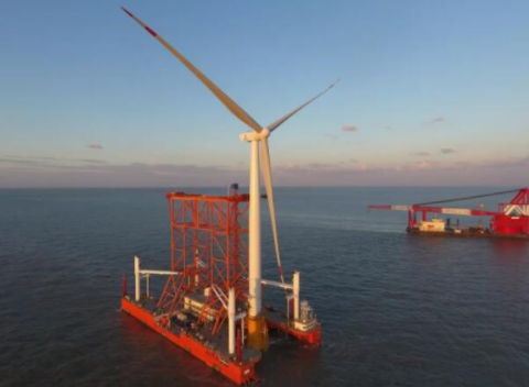 
	
                    
	【電纜網(wǎng)訊】9月8日，海上作業(yè)船駛離40號風(fēng)機(jī)，標(biāo)志著三峽新能源江蘇大豐300兆瓦海上風(fēng)電項(xiàng)目首臺復(fù)合筒型基礎(chǔ)及風(fēng)機(jī)一體化運(yùn)輸安裝工作順利完成。這是繼三峽集團(tuán)首個海上風(fēng)電項(xiàng)目響水近海風(fēng)電場兩臺復(fù)合筒型基礎(chǔ)試驗(yàn)樣機(jī)后的又一次成功再創(chuàng)新、再運(yùn)用，對后續(xù)復(fù)合筒型基礎(chǔ)及風(fēng)機(jī)一體化運(yùn)輸安裝批量化運(yùn)用積累了寶貴經(jīng)驗(yàn)