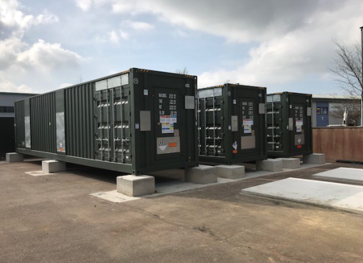 
	中國儲能網(wǎng)訊：英國食品批發(fā)商菲利普丹尼斯食品服務(wù)公司（Philip Dennis Foodservice）在其Barnstaple辦事處安裝了4MW儲能系統(tǒng)，以便從電網(wǎng)服務(wù)中獲得收入。


	


	這筆220萬英鎊（近290萬美元）的投資采用Anesco公司三個1小時儲能系統(tǒng)，總功率為3.75MW，并于5月底直接連接到電網(wǎng)