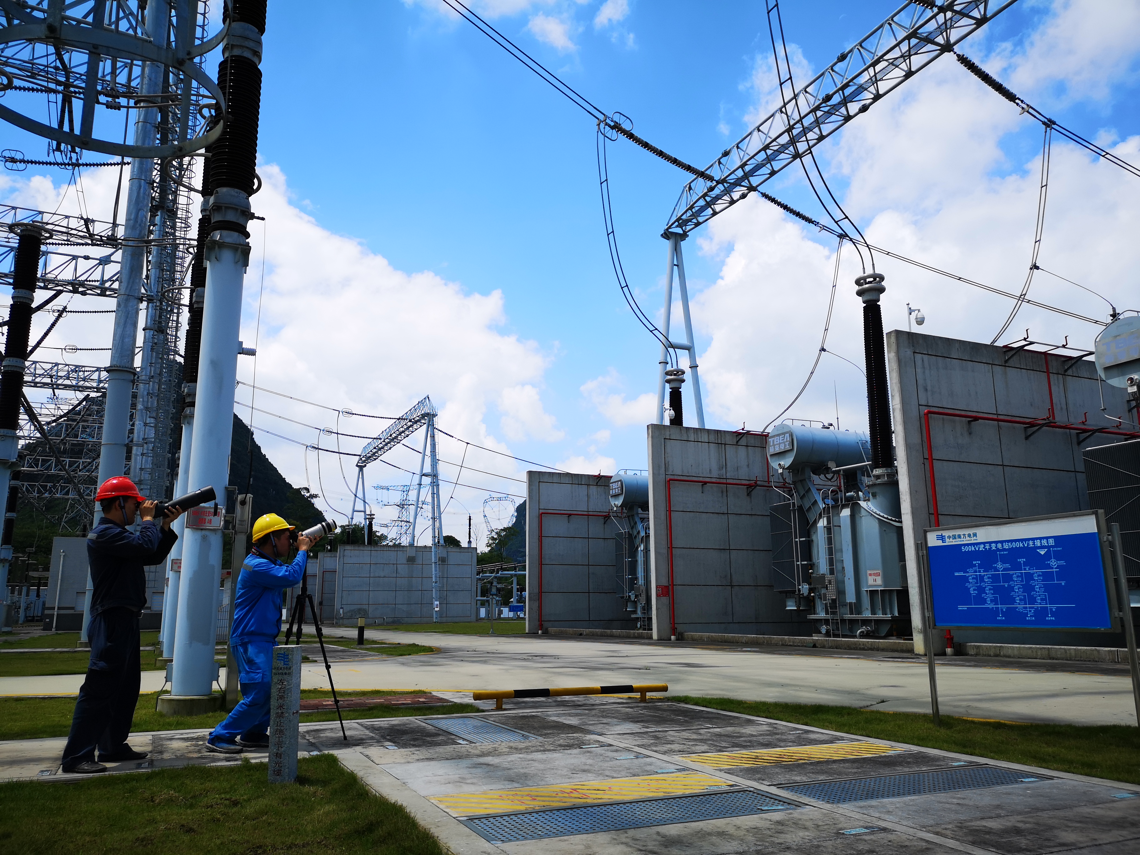 
　　南網(wǎng)超高壓公司員工在臺(tái)風(fēng)來臨前監(jiān)測(cè)設(shè)備運(yùn)行情況 王益順 攝

　　南網(wǎng)超高壓公司員工檢查滑坡塌方體 王益順 攝

　　中國(guó)電力新聞網(wǎng)訊 “百里嘉”、“山竹”雙臺(tái)風(fēng)先后來襲，影響時(shí)間長(zhǎng)、范圍廣、強(qiáng)度大。南方電網(wǎng)超高壓公司高度重視，提前于9月11日15時(shí)發(fā)布了防風(fēng)防汛黃色預(yù)警，9月13日8時(shí)啟動(dòng)防風(fēng)防汛Ⅳ級(jí)應(yīng)急響應(yīng)，立足“防大災(zāi)、搶大險(xiǎn)”，按照“災(zāi)前防、災(zāi)中守、災(zāi)后搶”的原則，細(xì)化分解、嚴(yán)格落實(shí)各項(xiàng)工作要求，