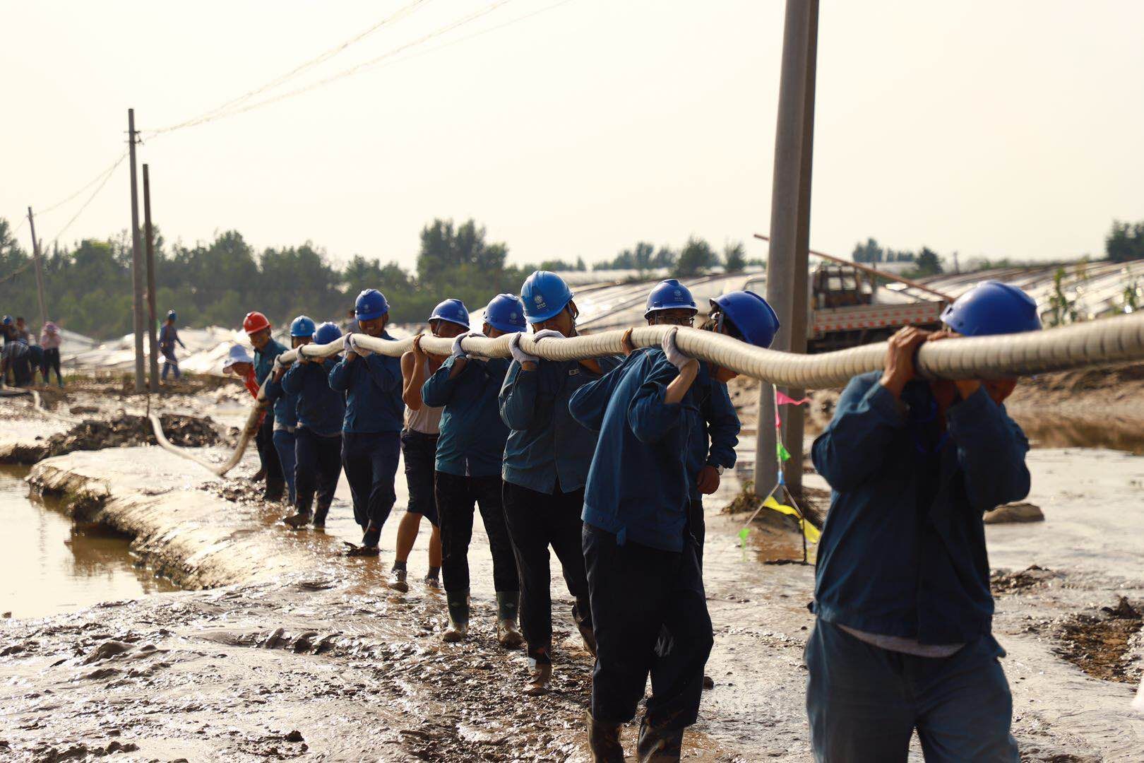 
　　國(guó)網(wǎng)濰坊供電公司積極應(yīng)對(duì)臺(tái)風(fēng)“溫比亞”帶來的洪澇災(zāi)害。王磊 攝

　　國(guó)網(wǎng)濰坊供電公司積極應(yīng)對(duì)臺(tái)風(fēng)“溫比亞”帶來的洪澇災(zāi)害