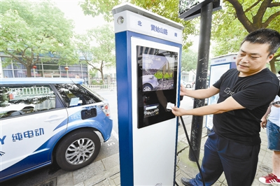 
	
                    
	【電纜網(wǎng)訊】在位于杭州的國家一級風景名勝區(qū)黃公望國家森林公園景區(qū)內(nèi)，一輛輛電動觀光游覽車搭載著乘客上山下山，沿路是風煙俱凈，天山共色，水皆縹碧，千丈見底，自然生態(tài)與文物古跡交相輝映，宛若富春山居圖景再現(xiàn)。

	

	今年5月，在供電公司與黃公望國家森林景區(qū)通力協(xié)作下，經(jīng)過一系列電能替代，將覆蓋面達333公頃景區(qū)內(nèi)的燃煤鍋爐、農(nóng)家柴灶、燃油公交、燃油擺渡車、傳統(tǒng)碼頭等改造成熱泵、電炊具、電動貨車、港口岸電等電能設備共計117臺，增加用電容量2170千伏安，成