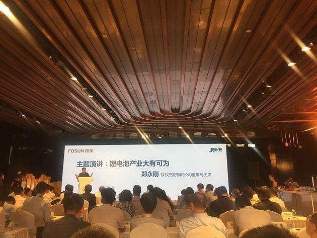 
	中國儲能網(wǎng)訊：今日（9月14日）下午，杉杉控股董事局主席鄭永剛在綠色中國星行動·新能源汽車產(chǎn)業(yè)論壇暨復(fù)星投資捷威戰(zhàn)略發(fā)布會上表示，寧德時代千億市值、復(fù)星投資捷威動力等都表明鋰電這個小行業(yè)正在發(fā)展成為全球性的大行業(yè)。鄭永剛預(yù)計，未來20年鋰電池行業(yè)將有20倍的成長空間，因為除了新能源汽車領(lǐng)域外，鋰電池在電力儲能領(lǐng)域也大有可為