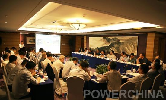 
	中國儲能網(wǎng)訊：9月13日，由國網(wǎng)新源控股有限公司主辦，中國電建所屬水電三局協(xié)辦的抽水蓄能電站數(shù)字化施工專題座談會在古城西安召開。會議通過交流座談，進一步加強抽水蓄能電站借助數(shù)字化管理模式，對各類數(shù)據(jù)資料進行匯總分析，實現(xiàn)施工現(xiàn)場全方位管控，打造數(shù)字化智能型抽水蓄能電站