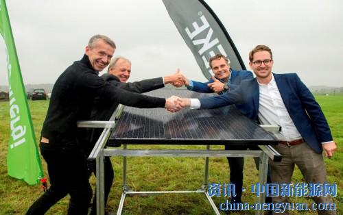                                                                                                                                                                     
	安置第一個(gè)光伏面板。照片由Anna Rehnberg提供
	

	　　瑞典電力和自動(dòng)化集團(tuán)ABB（VTX：ABBN）表示，發(fā)電站的建設(shè)工作本周已經(jīng)開始，它將成為目前瑞典最大的太陽