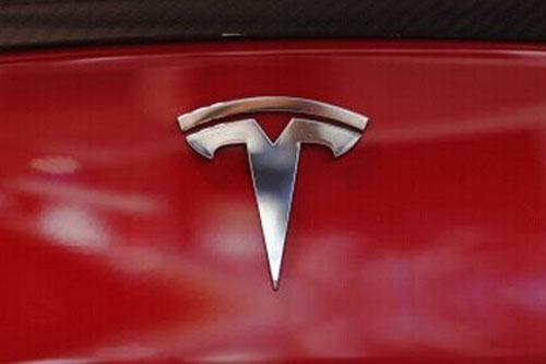 
	
                    
	【電纜網(wǎng)訊】當(dāng)?shù)貢r(shí)間周六晚些時(shí)候，特斯拉位于美國內(nèi)華達(dá)州的超級(jí)工廠發(fā)生火災(zāi)，火災(zāi)于周日早些時(shí)候被撲滅，生產(chǎn)也已恢復(fù)。

	

	特斯拉網(wǎng)站上的信息顯示，超級(jí)工廠生產(chǎn)Model 3用電動(dòng)機(jī)和電池