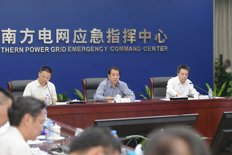 
　　9月16日，公司董事長、黨組書記孟振平，董事、總經理、黨組副書記曹志安在應急指揮中心對做好防御臺風“山竹”工作進行再研究再部署再動員。 吳興波攝

　　南網報訊 全力迎戰(zhàn)今年第22號臺風“山竹”，9月16日8時30分，南方電網公司啟動防風防汛最高級別應急響應——Ⅰ級應急響應