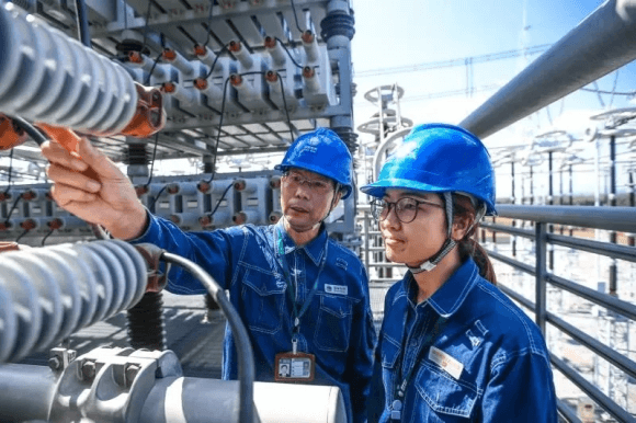 　　1000千伏特高壓南陽(yáng)站是世界上在運(yùn)電壓等級(jí)最高的變電站，是國(guó)家交流試驗(yàn)示范工程變電站之一。南陽(yáng)站在實(shí)現(xiàn)華北、華中電網(wǎng)的水火互劑、優(yōu)勢(shì)互補(bǔ)，錯(cuò)峰調(diào)峰和跨流域補(bǔ)償?shù)确矫姘l(fā)揮著重要作用