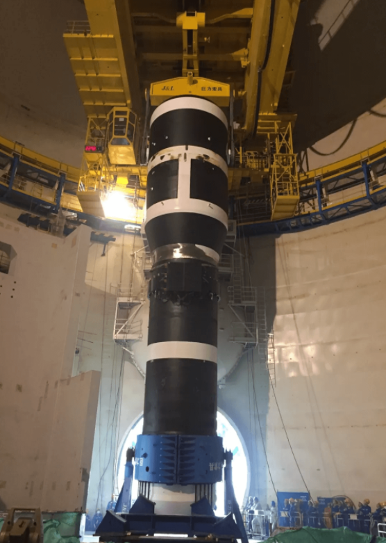 
	
                    
	【電纜網(wǎng)訊】2018年9月15日，田灣5號機(jī)組二環(huán)蒸汽發(fā)生器吊裝就位，這是9月份繼三環(huán)主泵吊裝后完成的又一臺(tái)主設(shè)備安裝，田灣核“芯”青年突擊隊(duì)在5號機(jī)組主設(shè)備安裝工程中再立新功！

	

	經(jīng)過翻轉(zhuǎn)抱環(huán)安裝、防震條拆除、水平支承抱環(huán)及提升裝置安裝、連接吊索具、翻轉(zhuǎn)支架安裝等一系列工作，二環(huán)蒸汽發(fā)生器順利完成翻轉(zhuǎn)、吊裝就位工作，吊裝作業(yè)過程比首臺(tái)蒸汽發(fā)生器提前3天完成。

	為了順利完成5號機(jī)組二環(huán)蒸汽發(fā)生器的翻轉(zhuǎn)吊裝工作，公司田灣項(xiàng)