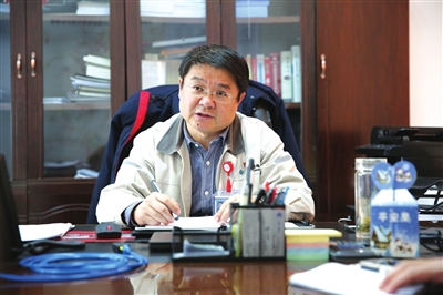 　　“年輕人干工作，應(yīng)當(dāng)抓住一點，就是踏踏實實好好做，努力鉆研過后一定會有一片海闊天空?！眹娬隳軐帠|發(fā)電有限公司黨委委員、副總經(jīng)理黃一志從1990年工作至今已經(jīng)在電力崗位上鉆研了28年，從大學(xué)時學(xué)習(xí)電力系統(tǒng)及其自動化，到分配到電廠保護(hù)班的一線工人，再到如今智慧電廠建設(shè)的分管領(lǐng)導(dǎo)，黃一志身上的“匠人精神”一直是電廠一線工人學(xué)習(xí)的榜樣