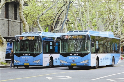 
	
                    
	【電纜網(wǎng)訊】從鄭州公交公司了解到，鄭州市開展“公交都市”示范城市創(chuàng)建五年來，累計(jì)新增新能源公交車4445臺(tái)。

	

	目前，鄭州市公交運(yùn)營車輛總數(shù)6420臺(tái)，其中新能源車輛達(dá)到5993臺(tái)，占比為93.35%，并配套建成了包括2座省級示范站在內(nèi)的38座充電站，充電槍1150個(gè)