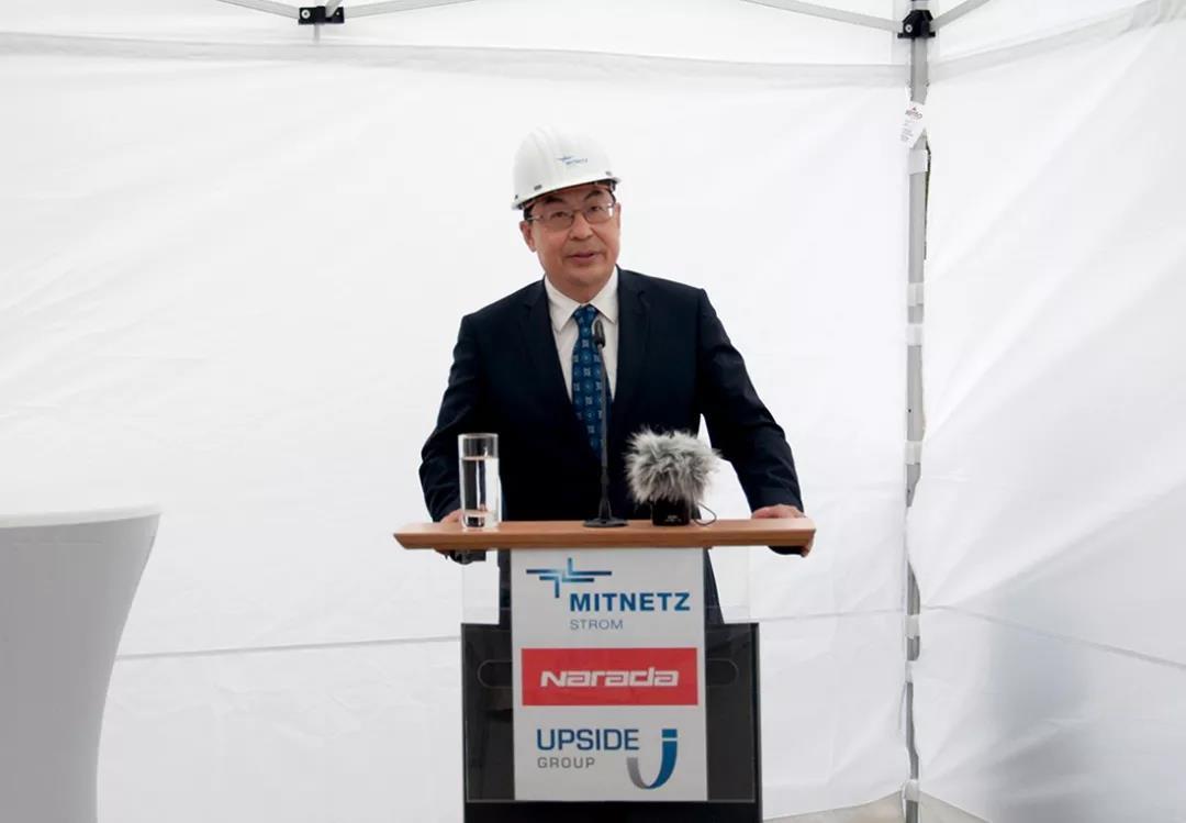 
	中國儲能網(wǎng)訊：9月14日，南都電源德國一次調(diào)頻儲能PCR項目一期工程投運典禮在德國萊比錫隆重舉行。中國駐德大使館公使銜參贊王衛(wèi)東、南都電源總裁陳博、ALABC產(chǎn)品與可持續(xù)發(fā)展總監(jiān)Alistair Davidson博士等嘉賓，以及11個國家的電網(wǎng)公司代表、媒體記者等70余人參加了典禮