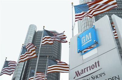 
	
                    
	【電纜網(wǎng)訊】近日，通用汽車公司宣布，因可能會出現(xiàn)轉(zhuǎn)向故障并增加撞車風(fēng)險，將在北美召回102萬輛全尺寸皮卡和SUV。

	

	據(jù)悉，此次召回的車型包括2015款的雪佛蘭Silverado 1500和GMC 1500皮卡，以及2015款的雪佛蘭Tahoe、雪佛蘭Suburban、GMC Yukon和凱迪拉克凱雷德