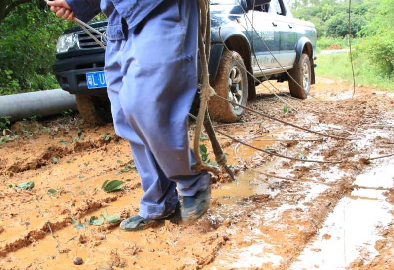 　　臺風“山竹”正面襲擊廣東，全社會進入I級防臺風應急響應。學生停課了，工廠停工了，商店也關門了，只有他們，堅守在一線忙碌著，這群臺風里的最美“逆行者”，為搶修復電不舍晝夜——據(jù)南方電網(wǎng)廣東電網(wǎng)公司透露，截至17日18時，該公司受影響用戶445萬戶；距離臺風登陸僅一天時間，已有超七成用戶恢復電力供應