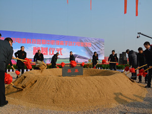 
	
                    
	【電纜網(wǎng)訊】9月17日，總投資58億元的鵬輝鋰離子動(dòng)力電池及系統(tǒng)項(xiàng)目在常州市金壇區(qū)金城科技產(chǎn)業(yè)園開工。市委常委、常務(wù)副市長(zhǎng)曹佳中出席開工儀式并講話