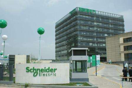 
                      近日，全球能效管理和自動(dòng)化領(lǐng)域數(shù)字化轉(zhuǎn)型領(lǐng)導(dǎo)者施耐德電氣出席重慶市市長(zhǎng)國際經(jīng)濟(jì)顧問團(tuán)會(huì)議第十三屆年會(huì)。會(huì)上，重慶高新技術(shù)產(chǎn)業(yè)開發(fā)區(qū)與施耐德電氣簽署戰(zhàn)略合作協(xié)議，雙方將就智能化應(yīng)用推動(dòng)制造業(yè)轉(zhuǎn)型升級(jí)展開深度合作