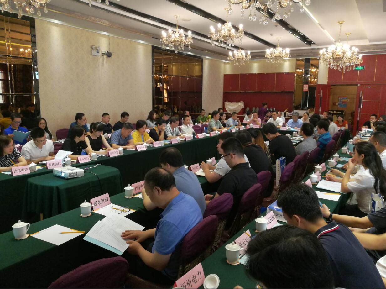 　　【中國(guó)儀表網(wǎng) 儀表會(huì)議】2018年8月23-24日，2018年閥門行業(yè)宣傳與信息交流工作會(huì)在山西太原召開，中閥協(xié)骨干會(huì)員企業(yè)負(fù)責(zé)宣傳和信息工作的代表參加了會(huì)議。閥協(xié)宋銀立秘書長(zhǎng)主持會(huì)議